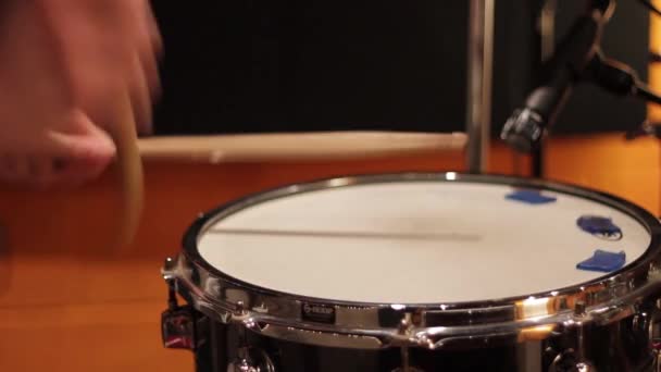 ドラム録音スタジオでスネアドラムを演奏する — ストック動画