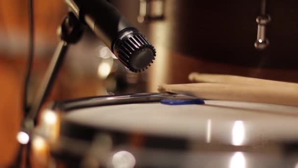 Bir Kayıt Stüdyosunda Mikrofon Bagetlerle Tuzak Davulları — Stok video