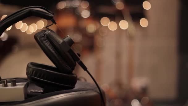 Pan Headphones Dans Studio Enregistrement — Video