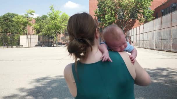 Beyaz Dişi Anne Omzunda Ağlayan Bebek Çocuğu Sakinleştiriyor — Stok video