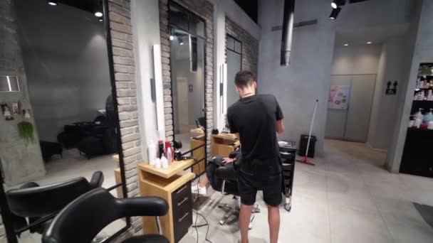 Barbeiro Trabalhando Sua Barbearia — Vídeo de Stock