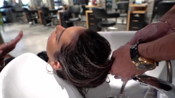 Barber Coinciding Girl Hair — Stock Video