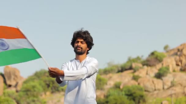 Νεαρός Άνδρας Παραδοσιακό Ινδικό Φόρεμα Κυματίζει Ινδική Σημαία Μια Ηλιόλουστη — Αρχείο Βίντεο