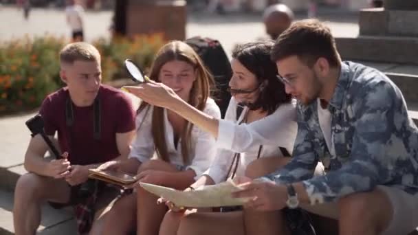 Perso Giovani Viaggi Sedersi Città Straniera Guardando Mappa Parlando — Video Stock