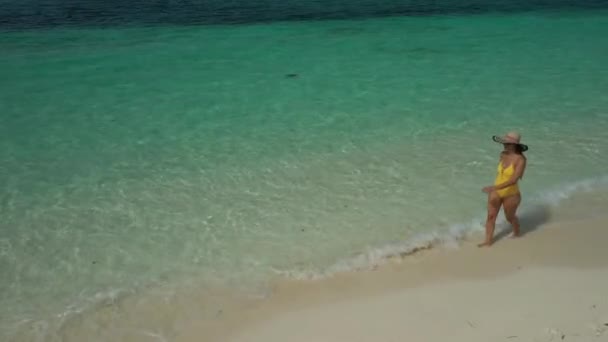 Aerial Drone View egy nő sétál át a fehér homok egy trópusi karibi strand