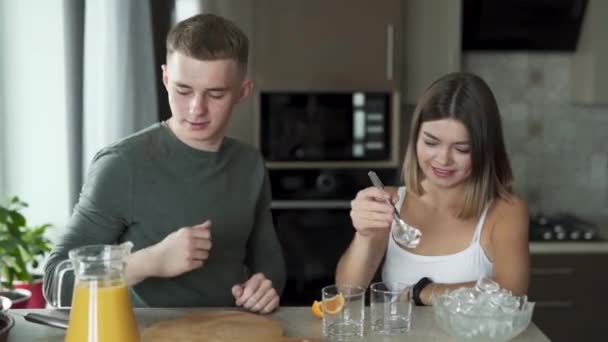 Par Amigos Disfrutando Vaso Frío Jugo Naranja — Vídeos de Stock