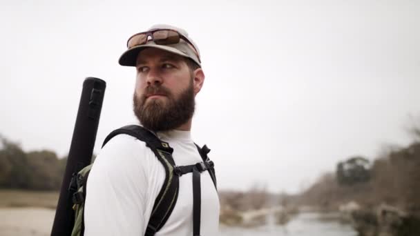 Fly Fisher Ανεβαίνει Και Ψαρεύει Μια Κοίτη Του Ποταμού Ασβεστόλιθου — Αρχείο Βίντεο