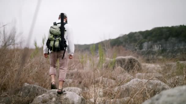 Fly Fisher Pěší Túry Rybaří Vápencové Koryto Řece Medina Texas — Stock video