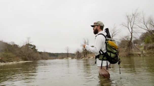Volar Fisher Caminatas Peces Cauce Piedra Caliza Río Medina Texas — Vídeo de stock