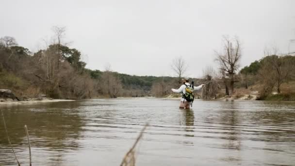 Fly Fisher Wandert Und Fischt Einem Kalksteinflussbett Medina River Texas — Stockvideo