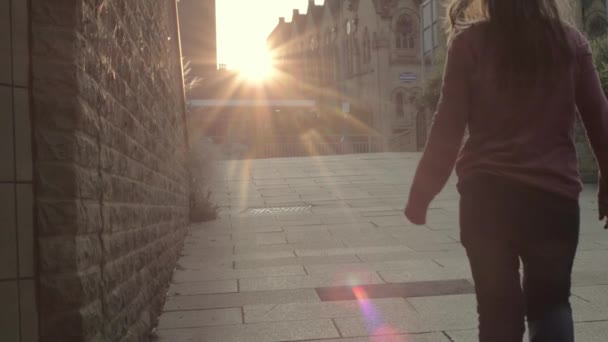 Mujer Camina Ciudad Urbana Puesta Sol — Vídeos de Stock
