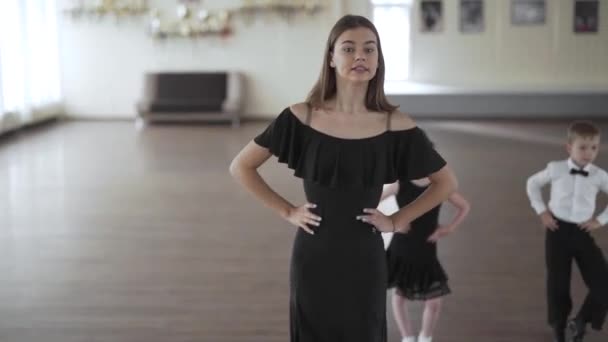 Ruční Záběr Krásné Mladé Tanečnice Učitel Dává Roztomilý Chlapec Dívka — Stock video