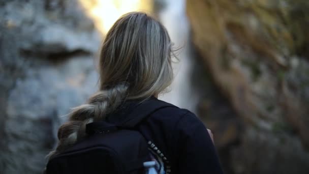 Slow Motion Shot Una Hermosa Excursionista Rubia Mirando Una Cascada — Vídeos de Stock