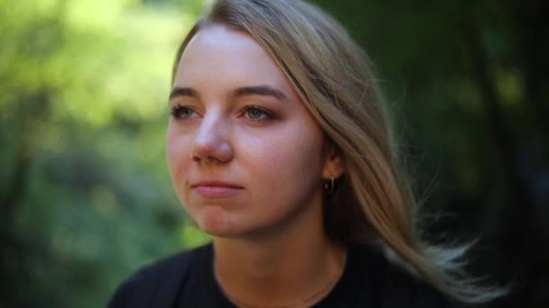 Slow Motion Skjuten Vacker Blond Kvinna Sitter Bergen Och Hon — Stockvideo