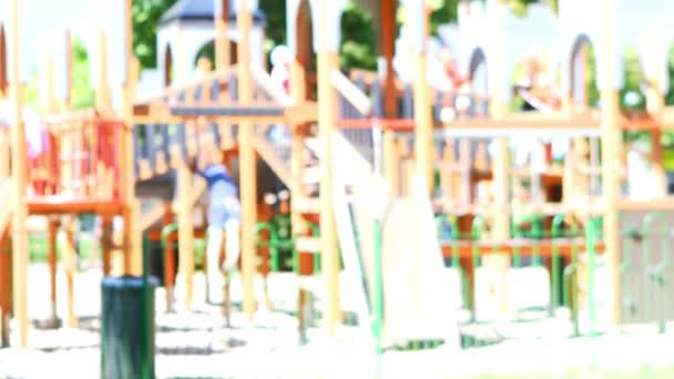 Молодая Женщина Стоит Перед Детской Площадкой Улыбаясь Позируя — стоковое видео
