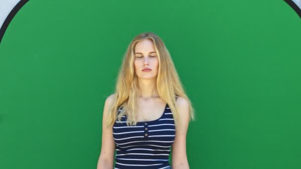 Statyczne Średnie Ujęcie Modelki Blondynki Pozującej Przed Kluczem Chromatycznym Pustym — Wideo stockowe