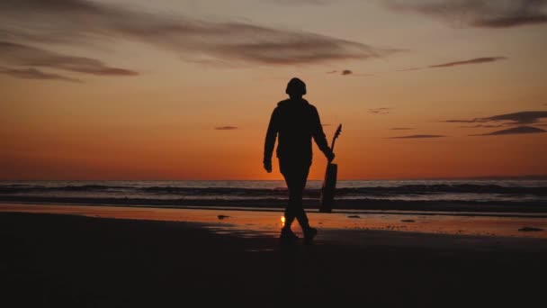 Facet Biegający Gitarą Piaskowej Plaży Zachodzie Słońca Piękne Humorzaste Ujęcia — Wideo stockowe
