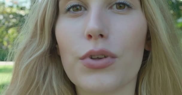 Tutup Dari Seorang Wanita Muda Menarik Dengan Rambut Pirang Berbicara — Stok Video