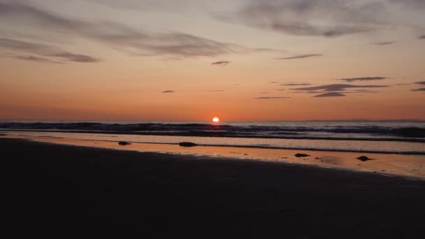 Uomo Che Corre Con Chitarra Sulla Spiaggia Sabbia Tramonto Belle — Video Stock