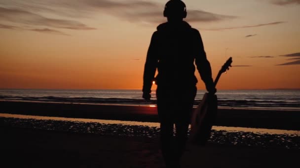 Homem Correr Com Guitarra Praia Areia Pôr Sol Belas Fotos — Vídeo de Stock