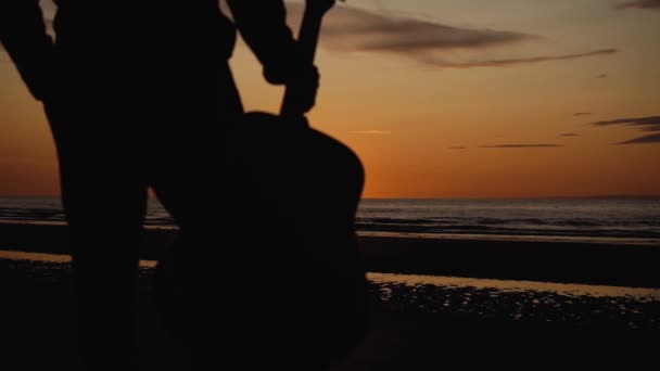 Мужчина Бегает Гитарой Песчаном Пляже Закате Мбаппе Капризные Кадры Sony — стоковое видео