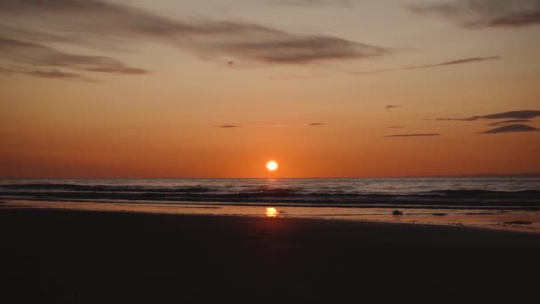 Mann Läuft Mit Gitarre Hinteren Sandstrand Bei Sonnenuntergang Schöne Stimmungsvolle — Stockvideo