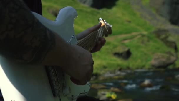 Hombre Tocando Guitarra Frente Una Hermosa Cascada Islandia Slowmo Disparos — Vídeo de stock