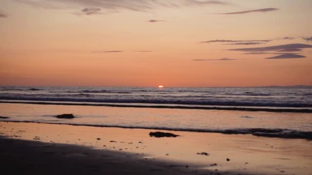 Mann Läuft Mit Gitarre Hinteren Sandstrand Bei Sonnenuntergang Schöne Stimmungsvolle — Stockvideo