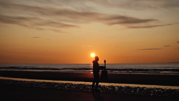 Mann Läuft Mit Gitarre Hinteren Sandstrand Bei Sonnenuntergang Schöne Stimmungsvolle — Stockvideo