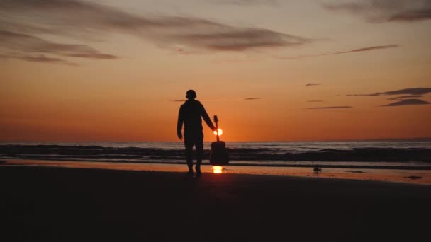 Homem Correr Com Guitarra Praia Areia Pôr Sol Belas Fotos — Vídeo de Stock