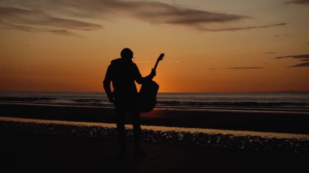 Homme Courant Avec Guitare Plage Sable Arrière Coucher Soleil Beaux — Video