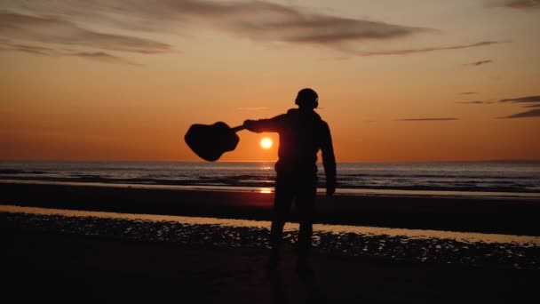 Homem Correr Com Guitarra Praia Areia Pôr Sol Belas Fotos — Vídeo de Stock