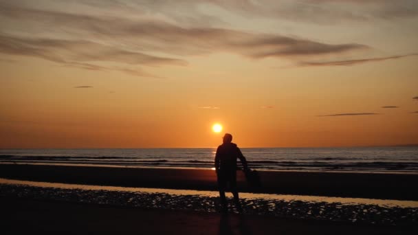 Homem Correr Com Guitarra Praia Areia Pôr Sol Belas Fotos — Vídeo de Stock