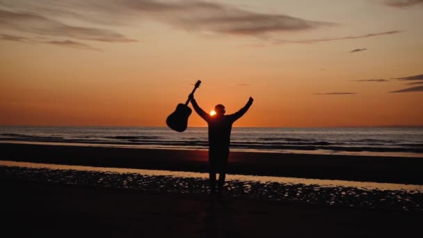 Людина Біжить Гітарою Піщаному Пляжі Заході Сонця Прекрасні Брудні Постріли — стокове відео
