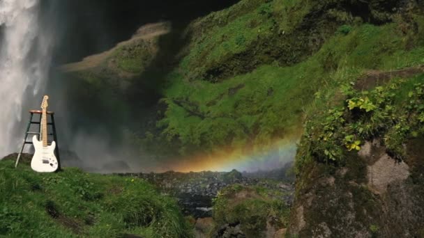 Mann Spielt Gitarre Vor Einem Wunderschönen Wasserfall Island Slowmo Und — Stockvideo