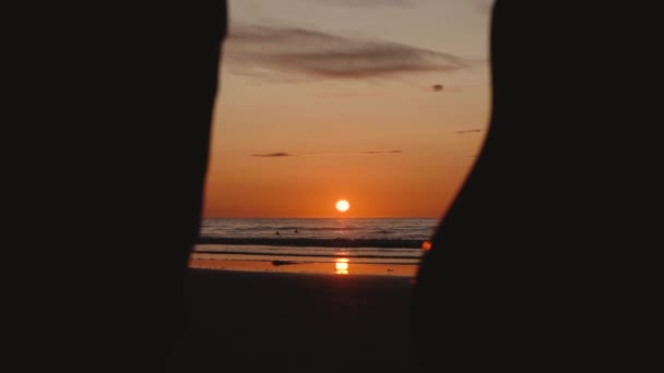 Άνθρωπος Τρέχει Κιθάρα Στην Πίσω Άμμο Παραλία Στο Ηλιοβασίλεμα Όμορφες — Αρχείο Βίντεο