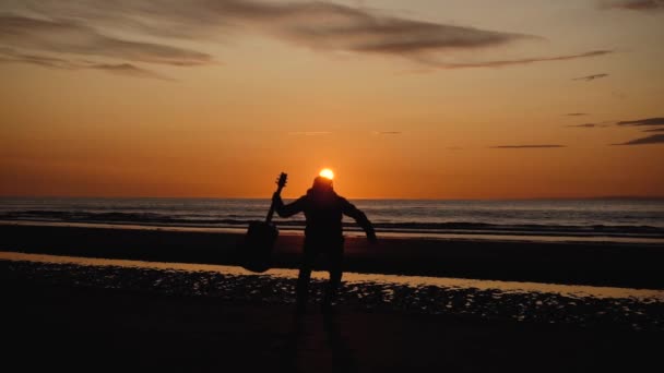 Мужчина Бегает Гитарой Песчаном Пляже Закате Мбаппе Капризные Кадры Sony — стоковое видео