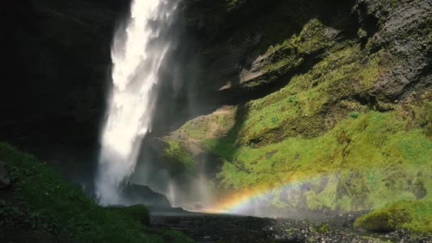 Muž Hrající Kytaru Před Krásným Vodopádem Islandu Slowmo Záběry Reálném — Stock video
