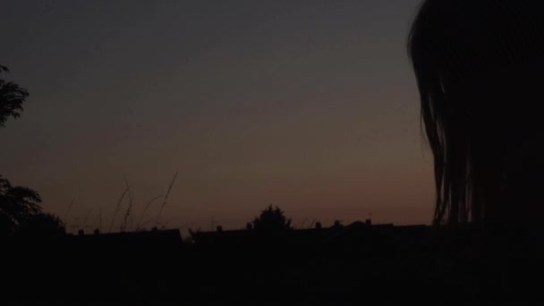 Силуэт Одинокой Женщины Бросает Мяч Воздух Закате — стоковое видео