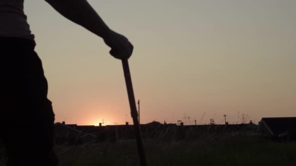 日落时的女人和手杖的轮廓 — 图库视频影像