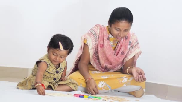 Madre India Hija Jugando Con Juguetes Madre Enseñando Niño Reconocer — Vídeos de Stock