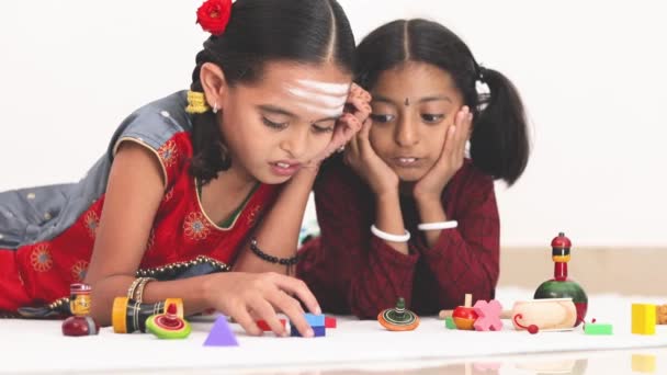 Interaktywnie Dwie Indyjskie Dzieci Lub Siostrzyczki Bawiące Się Kolorowymi Drewnianymi — Wideo stockowe