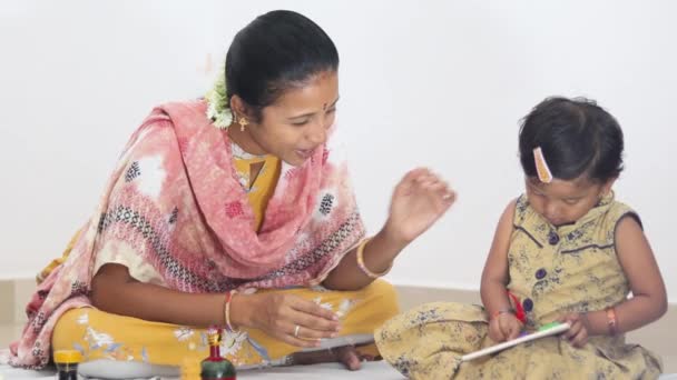 Mittlere Nahaufnahme Indischer Mutter Und Tochter Beim Spielen Mit Spielzeug — Stockvideo