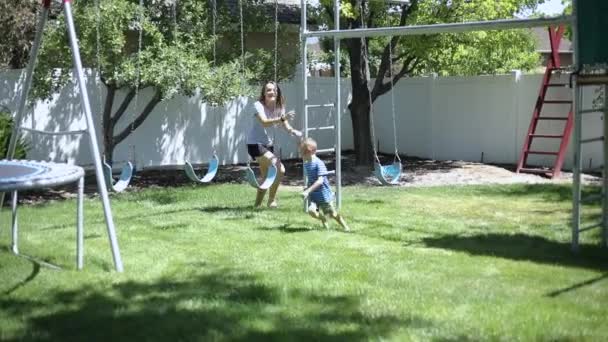 Yavaş Çekim Oyun Parkının Orada Küçük Kardeşini Kovalayan Bir Kız — Stok video