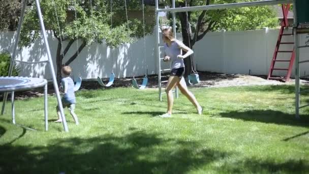 Slow Motion Plan Une Fille Qui Poursuit Ludique Son Jeune — Video