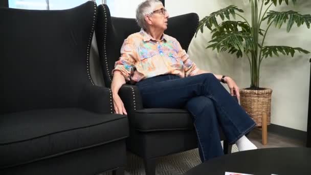 Bekleme Odasında Oturan Yaşlı Kadın — Stok video