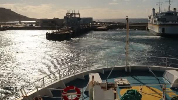 Ferry Vertrekt Uit Haven Tijdens Zonsondergang — Stockvideo