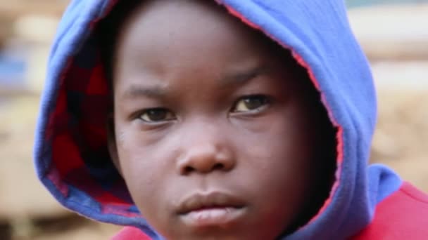 Ένα Λυπημένο Πρόσωπο Ενός Καταθλιπτικού Κοριτσιού Που Συνελήφθη Στην Κένυα — Αρχείο Βίντεο