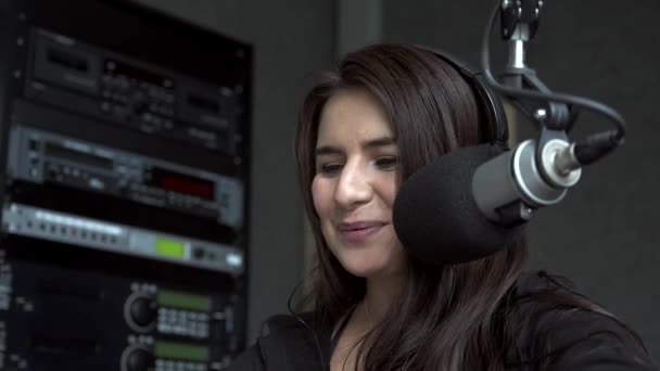 Close Shot Van Jonge Vrouwelijke Radio Host Spreken Microfoon Met — Stockvideo