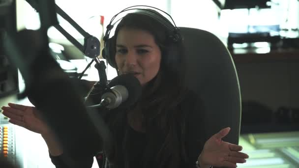 Jong Vrouwelijk Radio Host Spreken Microfoon Gesticulating Met Handen — Stockvideo